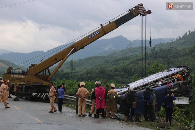 Hiện trường vụ xe kh&aacute;ch lao xuống vực khiến 2 người chết, 14 nạn nh&acirc;n bị thương - Ảnh 6.