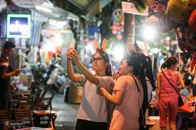 Một đ&ecirc;m trung thu đ&ocirc;ng nghịt nhưng cực vui của giới trẻ H&agrave; Nội - Ảnh 4.