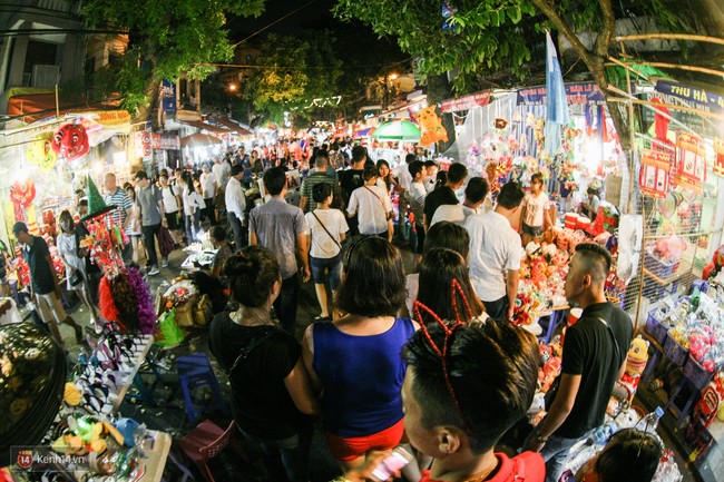 Một đ&ecirc;m trung thu đ&ocirc;ng nghịt nhưng cực vui của giới trẻ H&agrave; Nội - Ảnh 1.