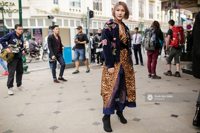 Street style ngày 2 Vietnam International Fashion Week: Giới trẻ Hà Nội bắt đầu bung lụa hơn ngày đầu - Ảnh 8.