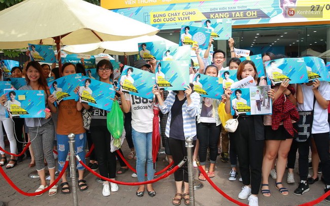 Các fan thoải mái ôm hôn Kang Tae Oh trong buổi giao lưu tại Hà Nội - Ảnh 16. Các fan thoải mái ôm hôn Kang Tae Oh trong buổi giao lưu tại Hà Nội - Ảnh 16.