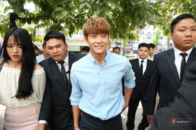Các fan thoải mái ôm hôn Kang Tae Oh trong buổi giao lưu tại Hà Nội - Ảnh 4. Các fan thoải mái ôm hôn Kang Tae Oh trong buổi giao lưu tại Hà Nội - Ảnh 4.