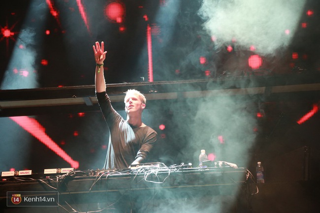 Kh&aacute;n giả cuồng nhiệt x&otilde;a hết cỡ trong đ&ecirc;m nhạc của Martin Garrix - Ảnh 30.