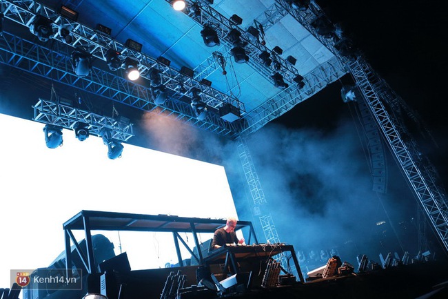 Kh&aacute;n giả cuồng nhiệt x&otilde;a hết cỡ trong đ&ecirc;m nhạc của Martin Garrix - Ảnh 34.