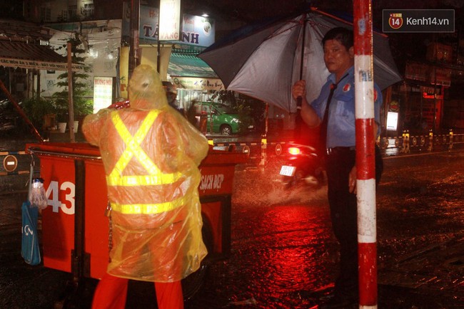 Khoảnh khắc đẹp nhất ngày mưa: Cô gái Hà Nội dừng xe, mặc áo mưa cho cụ bà trong cơn dông - Ảnh 12.