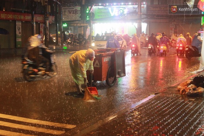 Khoảnh khắc đẹp nhất ngày mưa: Cô gái Hà Nội dừng xe, mặc áo mưa cho cụ bà trong cơn dông - Ảnh 11.