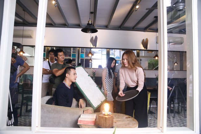 Mỹ T&acirc;m giải th&iacute;ch v&igrave; sao l&agrave;m phục vụ nhưng gi&agrave;u c&oacute; trong MV khiến fan cười ngất - Ảnh 4.