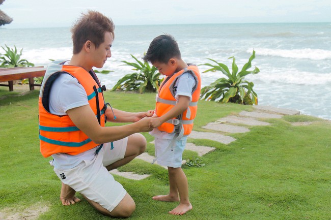 Vợ chồng Đăng Kh&ocirc;i đưa con trai 10 th&aacute;ng tuổi đi chơi biển - Ảnh 7.