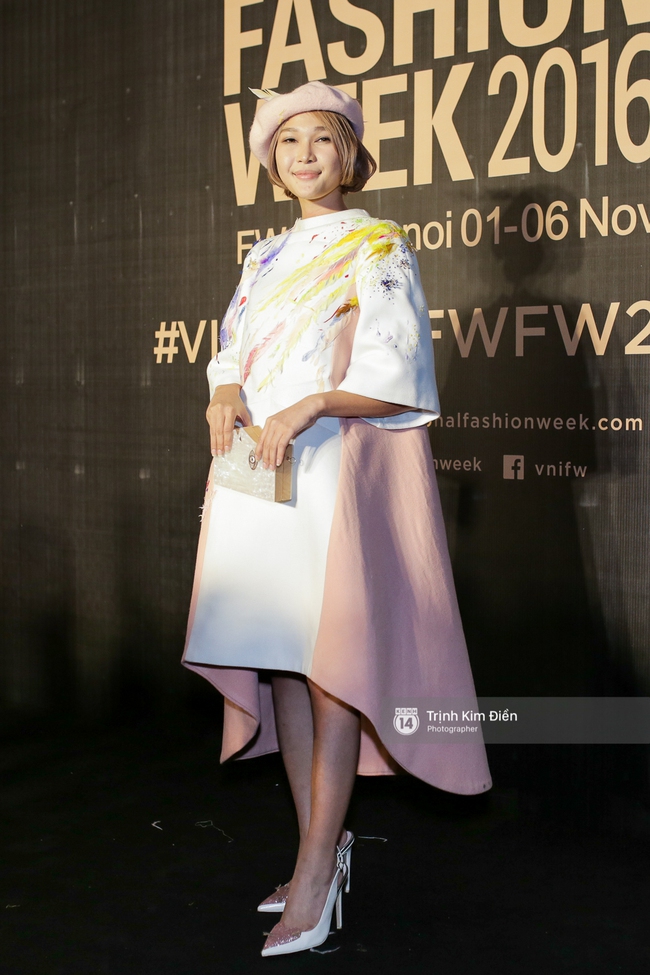 Thảm đỏ Vietnam International Fashion Week ngày 1: Hoa hậu Mỹ Linh lột xác đầy sắc sảo, Tóc Tiên khoe vòng 1 gợi cảm - Ảnh 21.