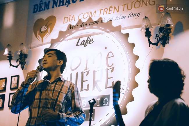 Bác sĩ ở Sài Gòn đi hát để kiếm những suất ăn miễn phí cho bệnh nhân nghèo - Ảnh 3.