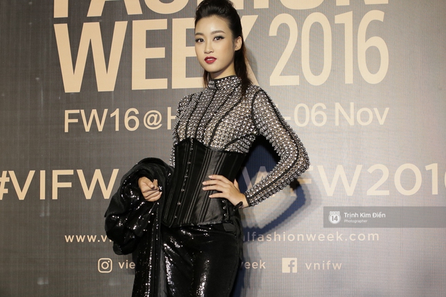 Thảm đỏ Vietnam International Fashion Week ngày 1: Hoa hậu Mỹ Linh lột xác đầy sắc sảo, Tóc Tiên khoe vòng 1 gợi cảm - Ảnh 2.