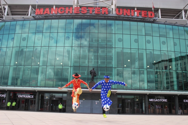 VĐV t&acirc;ng b&oacute;ng nghệ thuật số 1 Việt Nam &acirc;u yếm kh&oacute;a m&ocirc;i vợ tr&ecirc;n s&acirc;n Old Trafford - Ảnh 3.