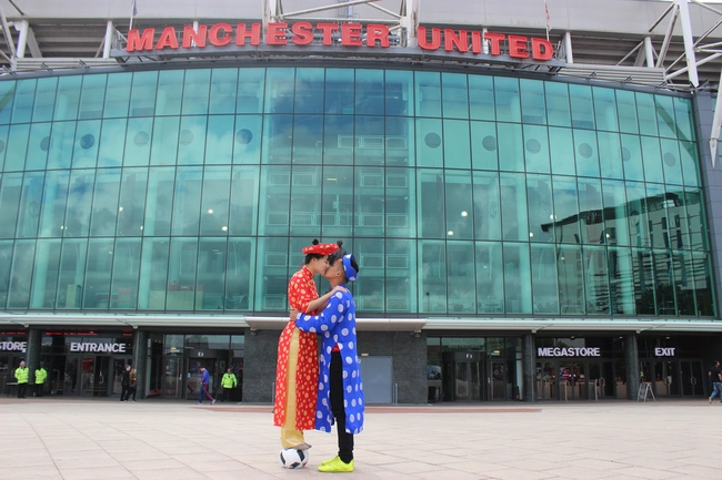 VĐV tâng bóng nghệ thuật số 1 Việt Nam âu yếm khóa môi vợ trên sân Old Trafford - Ảnh 2.