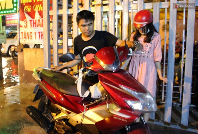 Chuyện đẹp mùa nước ngập Sài Gòn: 3 anh em nhận sửa xe máy miễn phí cho bà con - Ảnh 7.