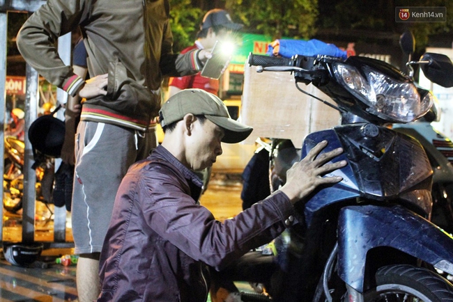 Chuyện đẹp mùa nước ngập Sài Gòn: 3 anh em nhận sửa xe máy miễn phí cho bà con - Ảnh 5.