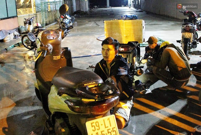 Chuyện đẹp mùa nước ngập Sài Gòn: 3 anh em nhận sửa xe máy miễn phí cho bà con - Ảnh 3.