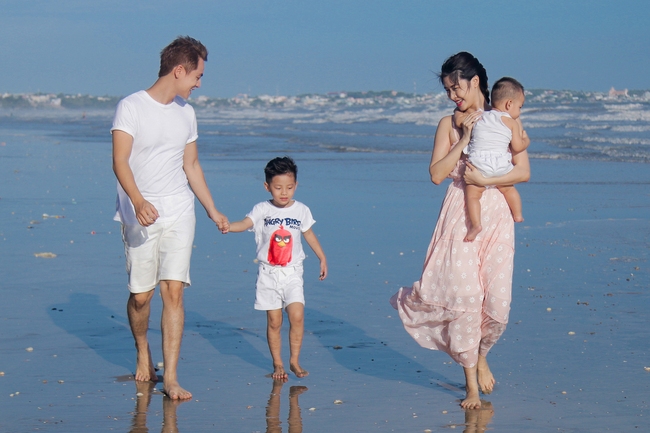 Vợ chồng Đăng Khôi đưa con trai 10 tháng tuổi đi chơi biển - Ảnh 10.