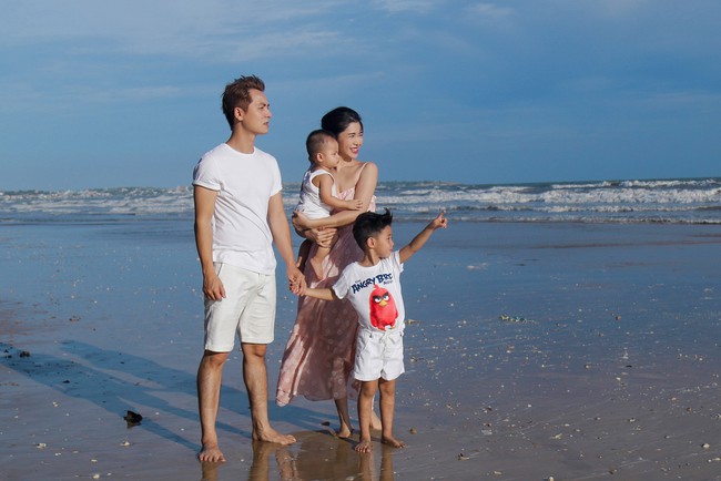 Vợ chồng Đăng Kh&ocirc;i đưa con trai 10 th&aacute;ng tuổi đi chơi biển - Ảnh 11.