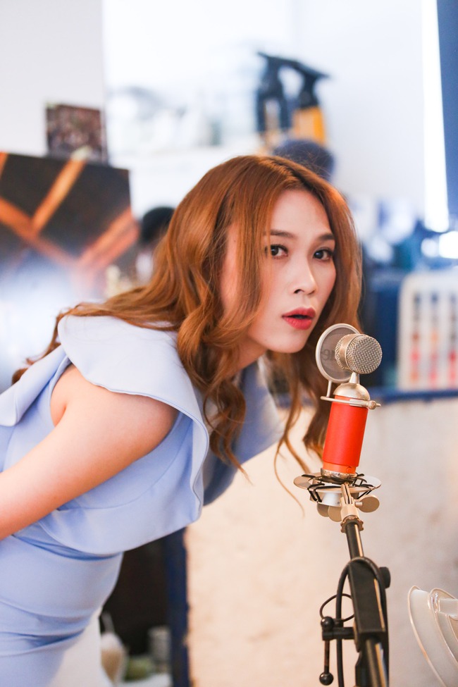 Mỹ T&acirc;m giải th&iacute;ch v&igrave; sao l&agrave;m phục vụ nhưng gi&agrave;u c&oacute; trong MV khiến fan cười ngất - Ảnh 6.