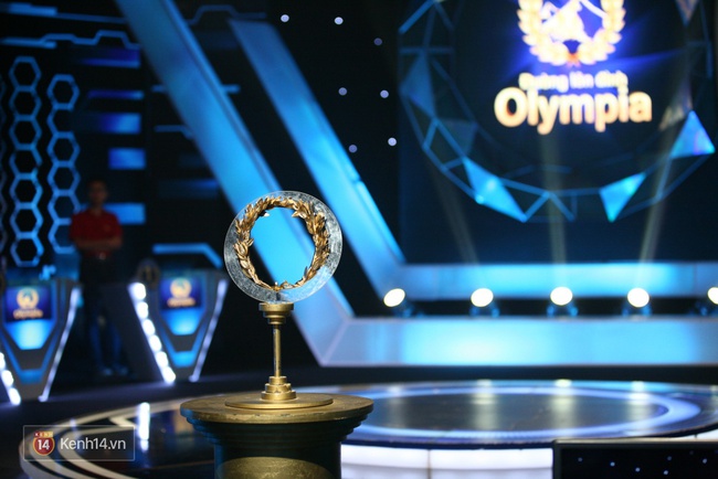Cận cảnh chiếc vòng nguyệt quế mạ vàng đầu tiên trong lịch sử Olympia - Ảnh 1.
