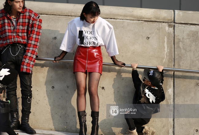 Châu Bùi & Cao Minh Thắng ton-sur-ton, Min diện quần một mất một còn tại Seoul Fashion Week ngày 3 - Ảnh 1.