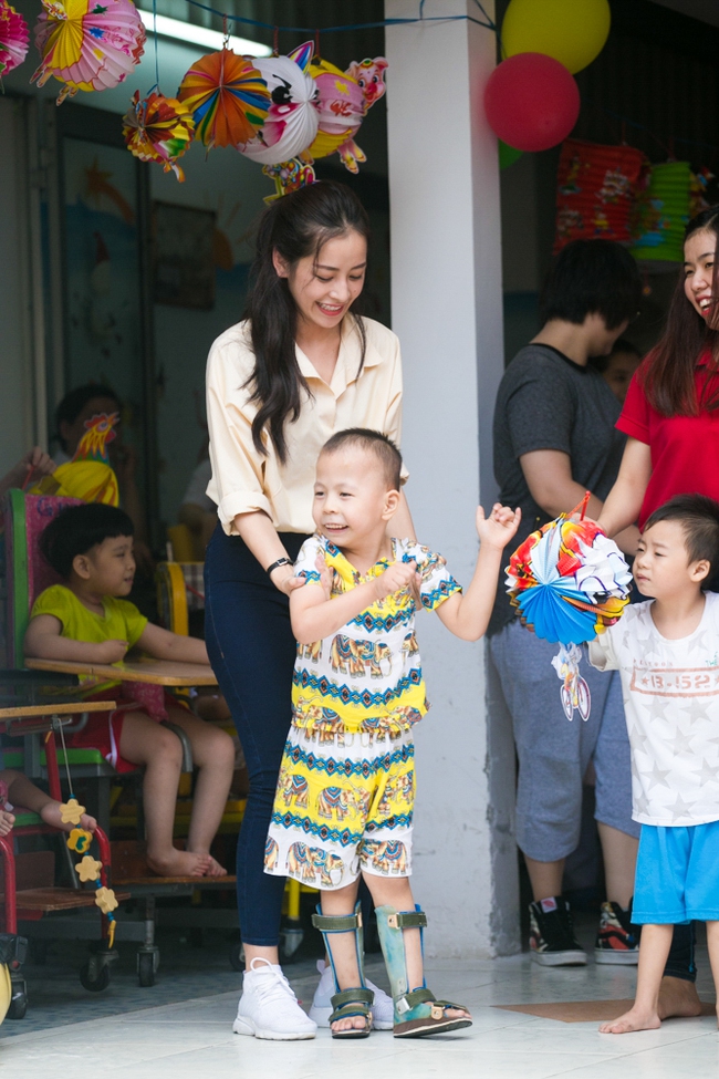 Chi Pu cùng Gil Lê đón Trung thu với 150 trẻ khuyết tật - Ảnh 19.