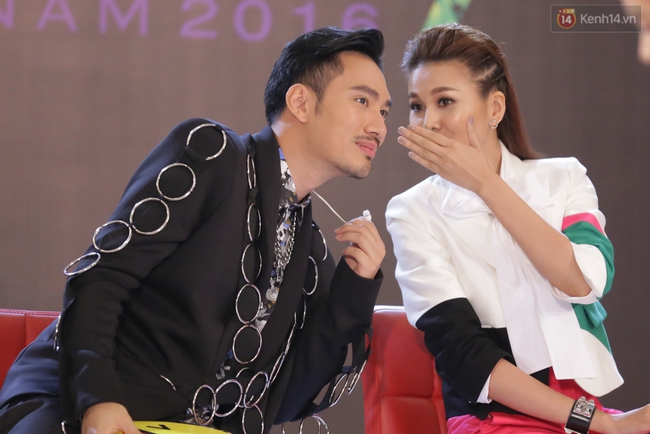 VNTM: Kim Nh&atilde; xuất hiện b&ugrave;ng nổ, BGK lại tung luật chơi mới - Ảnh 11.