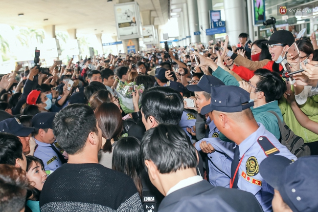 EXID gây chú ý với làn da đẹp không tì vết tại sân bay Tân Sơn Nhất - Ảnh 18.