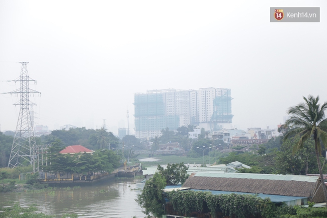 Sài Gòn lại mờ ảo trong mù khô trắng đục vào ngày cuối tuần - Ảnh 2.