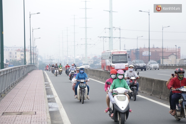 Sài Gòn lại mờ ảo trong mù khô trắng đục vào ngày cuối tuần - Ảnh 4.