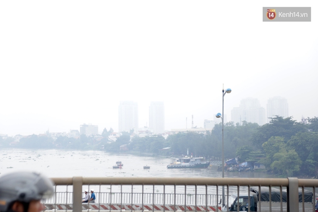 Sài Gòn lại mờ ảo trong mù khô trắng đục vào ngày cuối tuần - Ảnh 7.