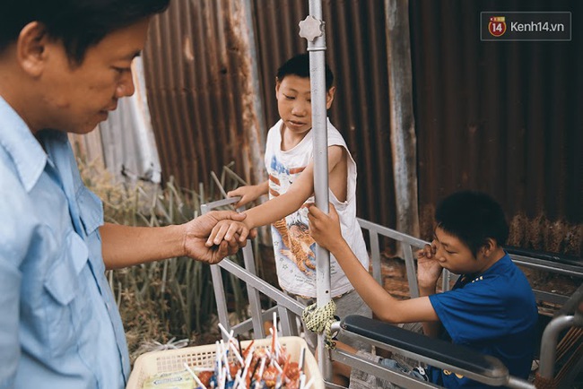 Đừng nóng, con ơi... - câu chuyện tình yêu của người cha đơn độc nuôi 2 đứa con bại não - Ảnh 17.