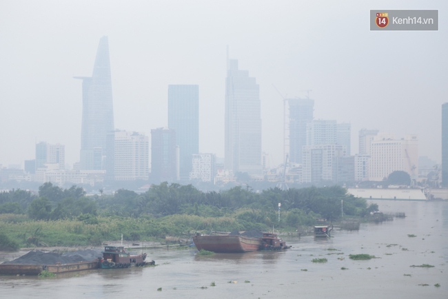 Sài Gòn lại mờ ảo trong mù khô trắng đục vào ngày cuối tuần - Ảnh 9.