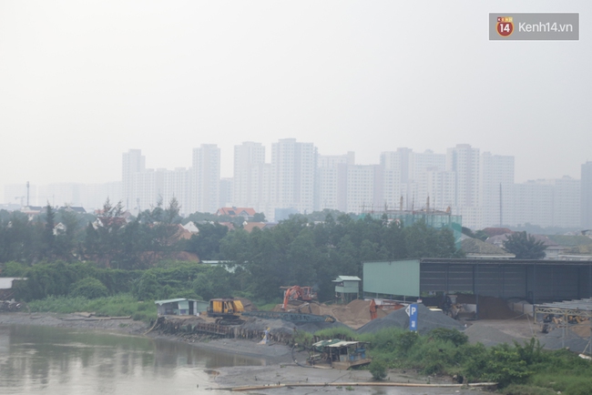 Sài Gòn lại mờ ảo trong mù khô trắng đục vào ngày cuối tuần - Ảnh 11.