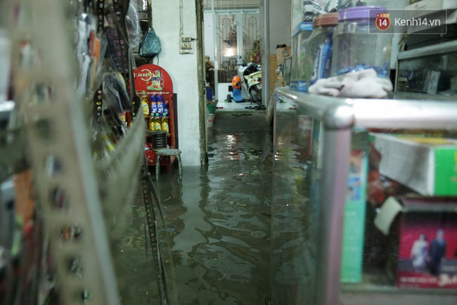 Nhiều tuyến đường tại S&agrave;i G&ograve;n lại ch&igrave;m trong biển nước sau mưa lớn - Ảnh 17.
