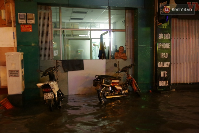 Nhiều tuyến đường tại S&agrave;i G&ograve;n lại ch&igrave;m trong biển nước sau mưa lớn - Ảnh 18.