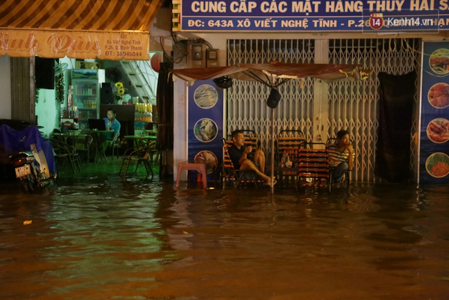 Nhiều tuyến đường tại S&agrave;i G&ograve;n lại ch&igrave;m trong biển nước sau mưa lớn - Ảnh 20.