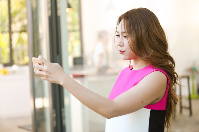 Mỹ T&acirc;m giải th&iacute;ch v&igrave; sao l&agrave;m phục vụ nhưng gi&agrave;u c&oacute; trong MV khiến fan cười ngất - Ảnh 10.