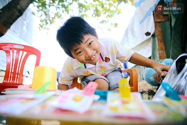 Cảnh sống thiếu trước hụt sau của hai anh em khuyết tật c&ugrave;ng mẹ l&ecirc;n S&agrave;i G&ograve;n b&aacute;n v&eacute; số mưu sinh - Ảnh 12.