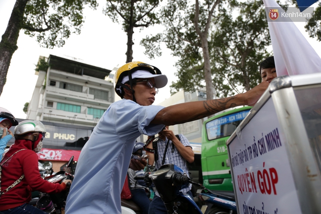 Người Sài Gòn cùng ra đường góp tiền ủng hộ bà con miền Trung bị lũ lụt - Ảnh 10.