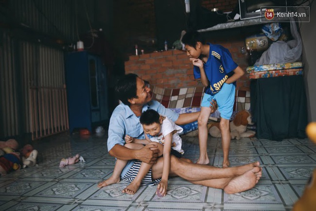 Đừng nóng, con ơi... - câu chuyện tình yêu của người cha đơn độc nuôi 2 đứa con bại não - Ảnh 2.