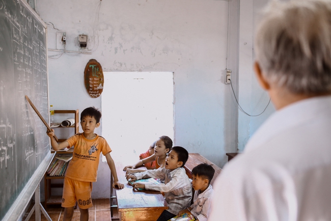 Lớp học 15.000 đồng/tháng của ông giáo già và đám nhóc nghèo ở làng Đại học Quốc gia - Ảnh 3.