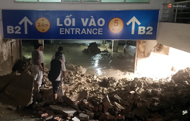 Bức tường h&acirc;̀m chung cư ở Sài Gòn đ&ocirc;̉ s&acirc;̣p, 19 xe máy và 2 &ocirc; t&ocirc; bị vùi l&acirc;́p - Ảnh 1.