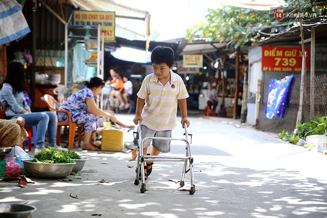 Cảnh sống thiếu trước hụt sau của hai anh em khuyết tật c&ugrave;ng mẹ l&ecirc;n S&agrave;i G&ograve;n b&aacute;n v&eacute; số mưu sinh - Ảnh 13.