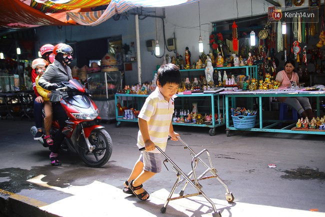 Cảnh sống thiếu trước hụt sau của hai anh em khuyết tật c&ugrave;ng mẹ l&ecirc;n S&agrave;i G&ograve;n b&aacute;n v&eacute; số mưu sinh - Ảnh 14.
