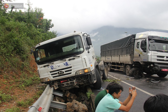 Tai nạn liên hoàn trên đường dẫn hầm Hải Vân khiến 5 ô tô hư hỏng nặng - Ảnh 1.