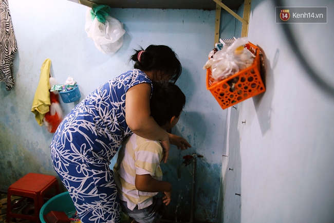 Cảnh sống thiếu trước hụt sau của hai anh em khuyết tật c&ugrave;ng mẹ l&ecirc;n S&agrave;i G&ograve;n b&aacute;n v&eacute; số mưu sinh - Ảnh 16.