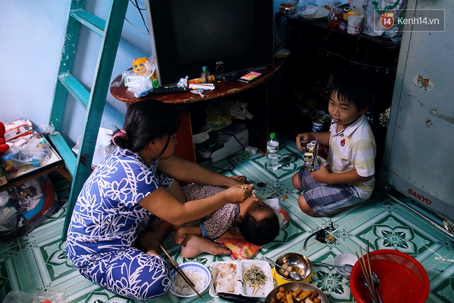 Cảnh sống thiếu trước hụt sau của hai anh em khuyết tật c&ugrave;ng mẹ l&ecirc;n S&agrave;i G&ograve;n b&aacute;n v&eacute; số mưu sinh - Ảnh 17.