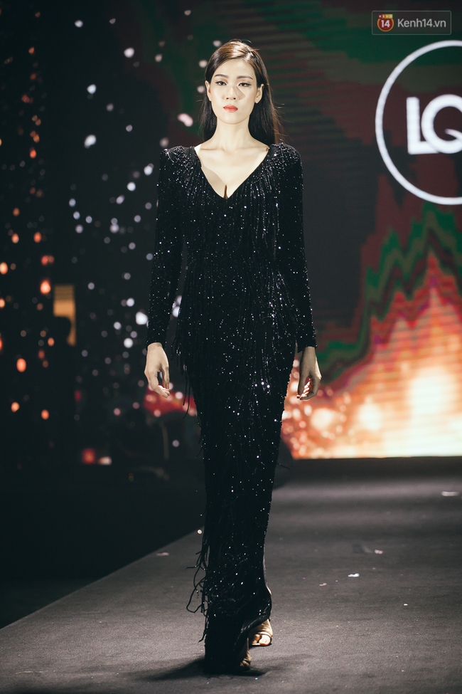 Phí Phương Anh & Chúng Huyền Thanh team Hà Hồ suýt té ngã trên sàn catwalk - Ảnh 12.