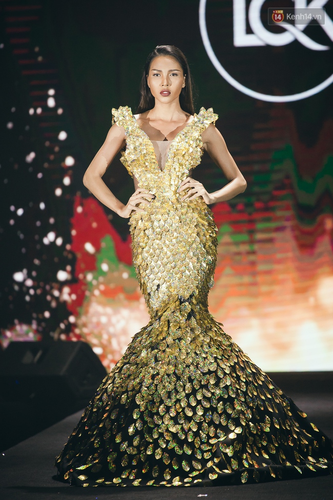 Phí Phương Anh & Chúng Huyền Thanh team Hà Hồ suýt té ngã trên sàn catwalk - Ảnh 13.